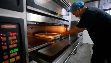 国货经济双看点 文具出海拓市场，月饼新老相融旺产销